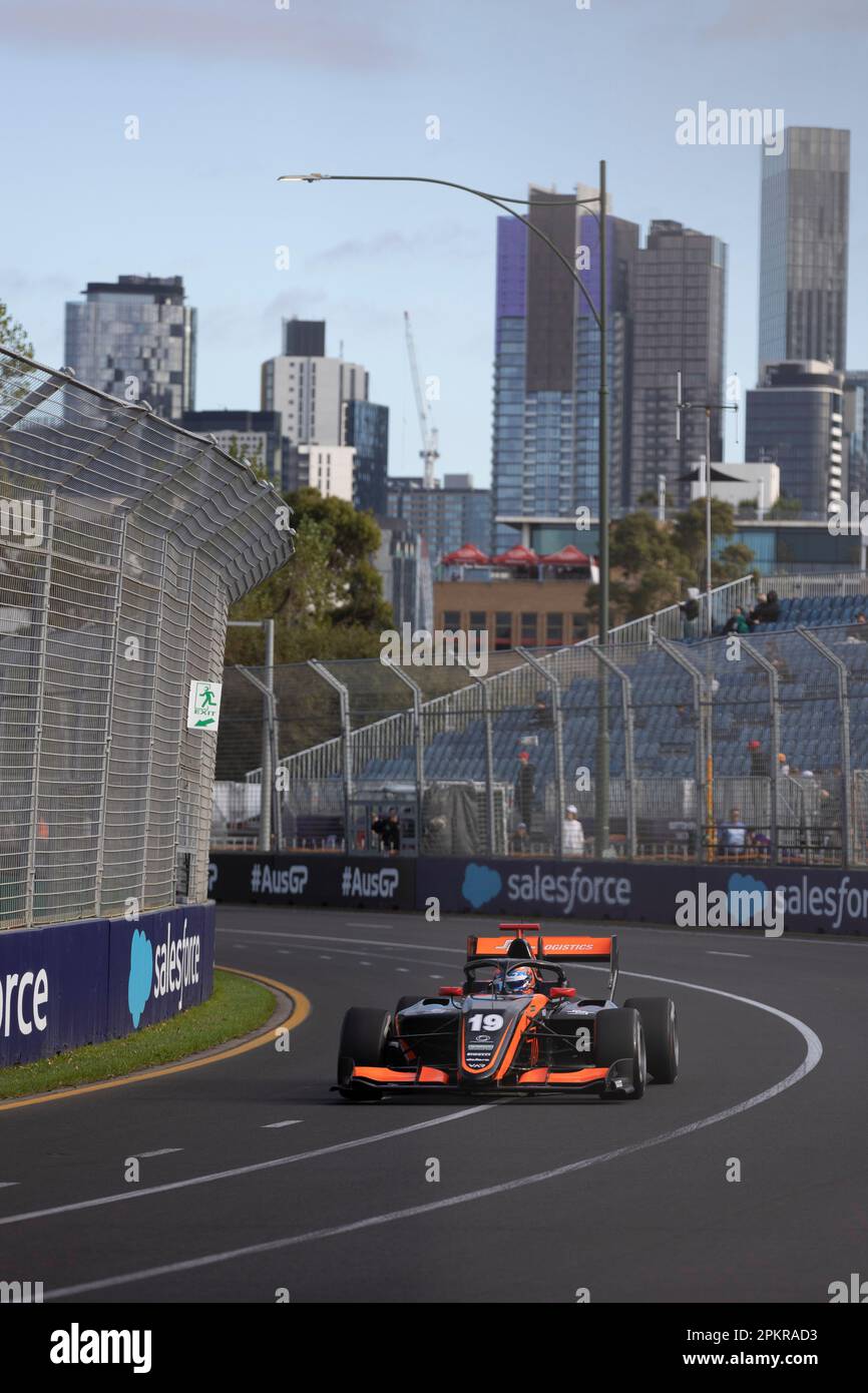 Melbourne, Australien. 31. März 2023. Tommy Smith aus Australien fährt das Van Amersfoort Racing (19) F3 während des Trainings beim australischen Formel 1 Grand Prix auf der Albert Park Grand Prix-Rennstrecke. Kredit: SOPA Images Limited/Alamy Live News Stockfoto