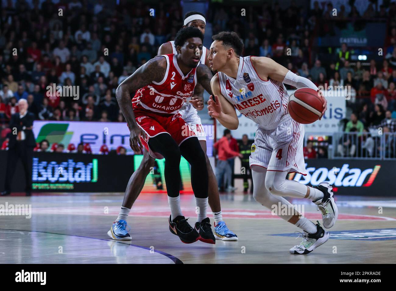 Varese, Italien. 08. April 2023. Colbey Ross #4 von Pallacanestro Varese OpenJobMetis (R) und Sacar Anim #2 von Unahotels Reggio Emilia (L) in Aktion während der LBA Lega Basket Ein 2022/23 reguläres Saisonspiel zwischen Pallacanestro Varese OpenJobMetis und Unahotels Reggio Emilia in Palasport Lino Oldrini. Endstand: Varese 81:85 Reggiana. (Foto: Fabrizio Carabelli/SOPA Images/Sipa USA) Guthaben: SIPA USA/Alamy Live News Stockfoto