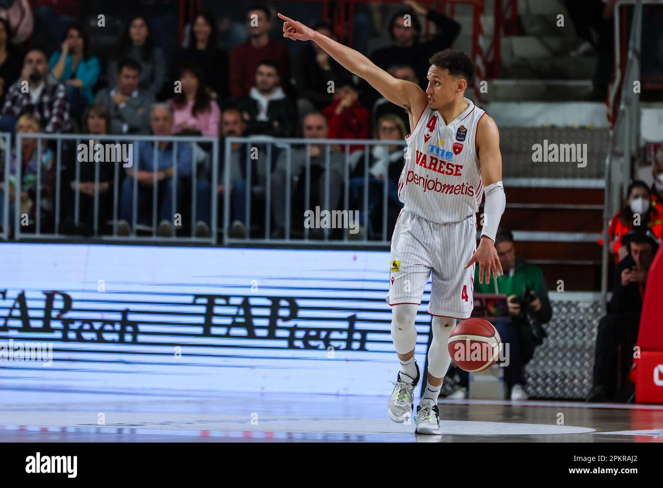 Varese, Italien. 08. April 2023. Colbey Ross #4 von Pallacanestro Varese OpenJobMetis in Aktion während der LBA Lega Basket Ein reguläres Saisonspiel 2022/23 zwischen Pallacanestro Varese OpenJobMetis und Unahotels Reggio Emilia in Palasport Lino Oldrini. Endstand: Varese 81:85 Reggiana. (Foto: Fabrizio Carabelli/SOPA Images/Sipa USA) Guthaben: SIPA USA/Alamy Live News Stockfoto