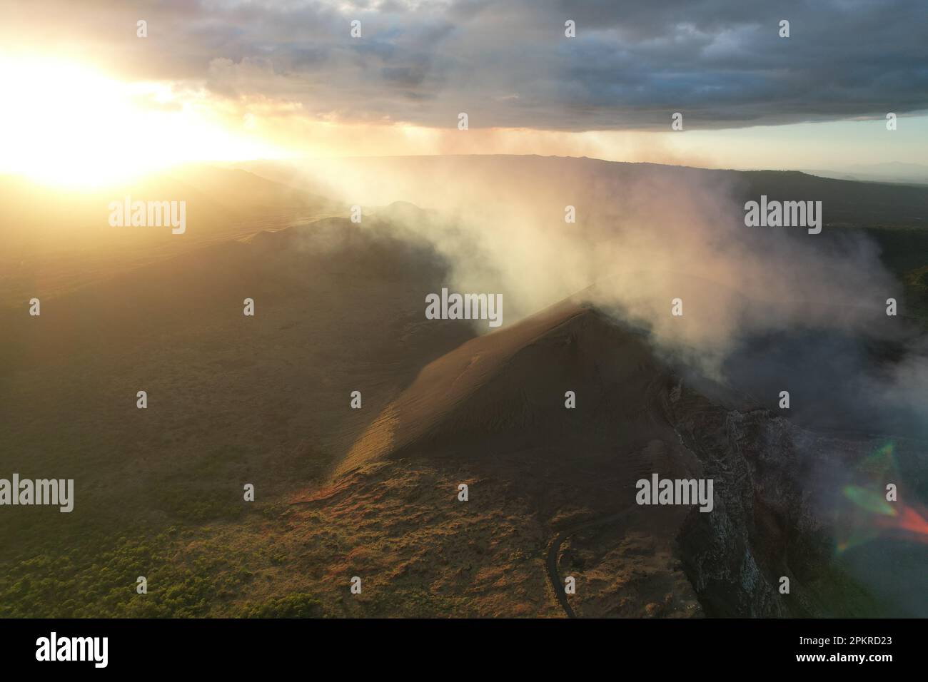 Vulkanisches Gas bedeckt die Landschaft Nicaraguas aus der Vogelperspektive bei Sonnenuntergang Stockfoto