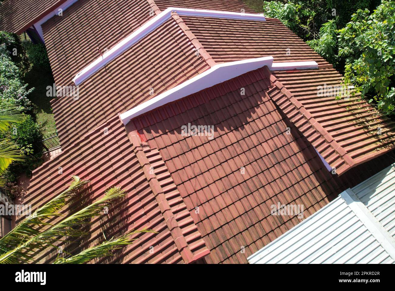 Sauberes rotes Sandhaus-Dach über Dröhnensicht Stockfoto