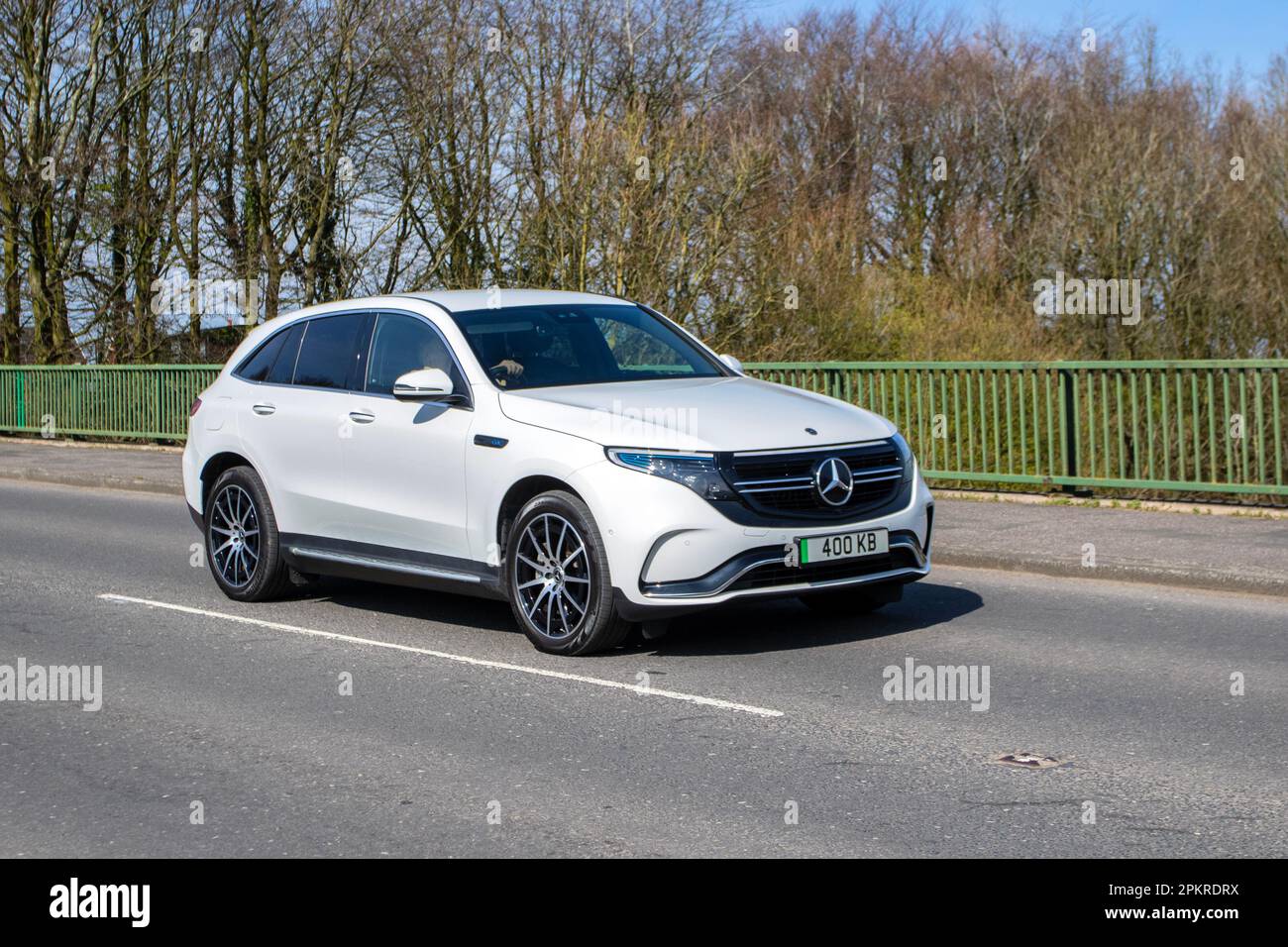 2021 Mercedes-Benz EQC 400 AMG Line 4MATIC, EQC400 4MATIC 80Kwh EQ Electric überquert die Autobahnbrücke im Großraum Manchester, Großbritannien Stockfoto