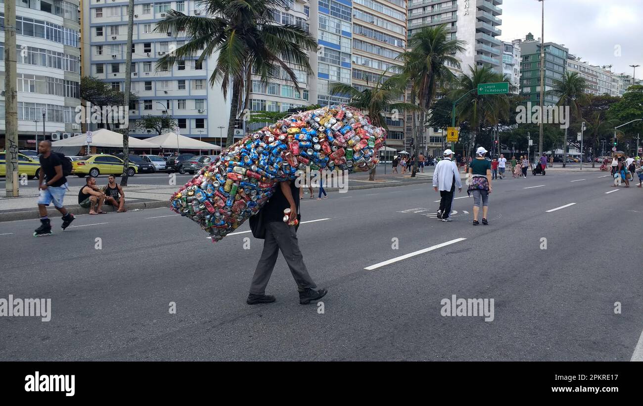 Pflücker für Aluminiumdosen am Copacabana Beach – die Aluminiumdose gilt als das wertvollste recycelbare Material in einem durchschnittlichen Recyclingbehälter. Rio de Janeiro, Brasilien. Stockfoto