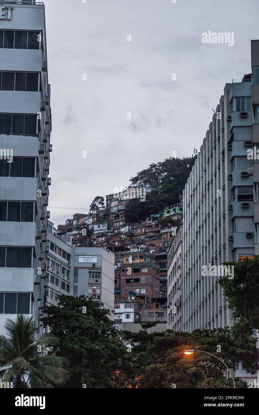 Cantagalo–Pavão–Pavãozinho, eine Gruppe von Favelas zwischen den gehobenen Vierteln Ipanema und Copacabana. Der Rio de Janeiro-Abschnitt des Ego-Shooter-Videospiels Call of Duty: Modern Warfare 2 aus dem Jahr 2009 wurde nach dem Favela-Komplex gestaltet. Rio de Janeiro, Brasilien. Stockfoto