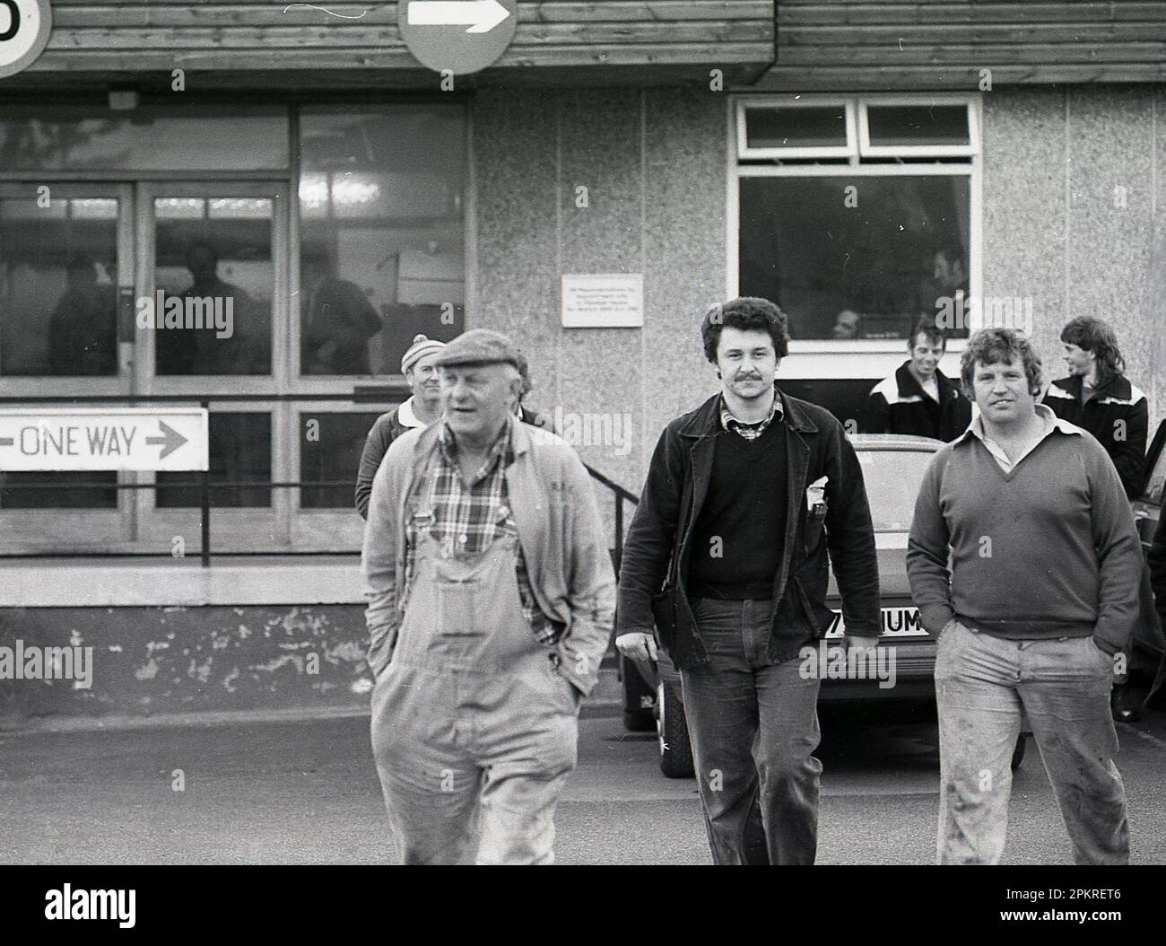 Juni 1987, historisch, eine Gruppe von streikenden Müllmännern auf einem Streikposten vor dem Depot, York, England, Großbritannien. Auf dem Schild am Drahtzaun steht "NUPE Latte Line". Stockfoto