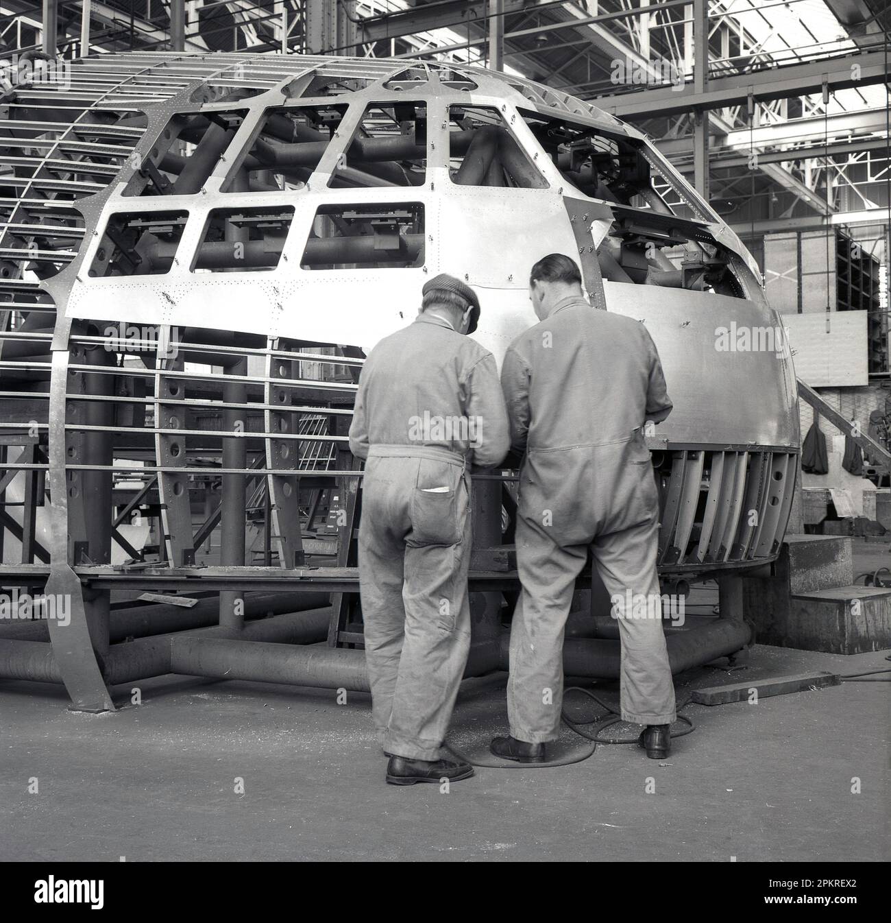 1950er, historisch, Luftfahrt, zwei männliche Mechaniker in Overalls