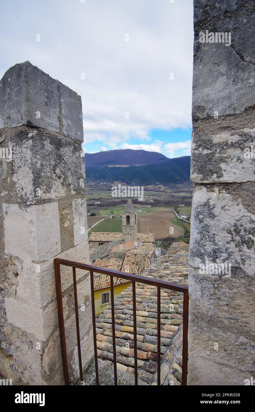 Die Dächer des kleinen Dorfes und das umliegende Tal vom Gipfel der Piccolomini-Burg in Capestrano (AQ) - Abruzzen Stockfoto