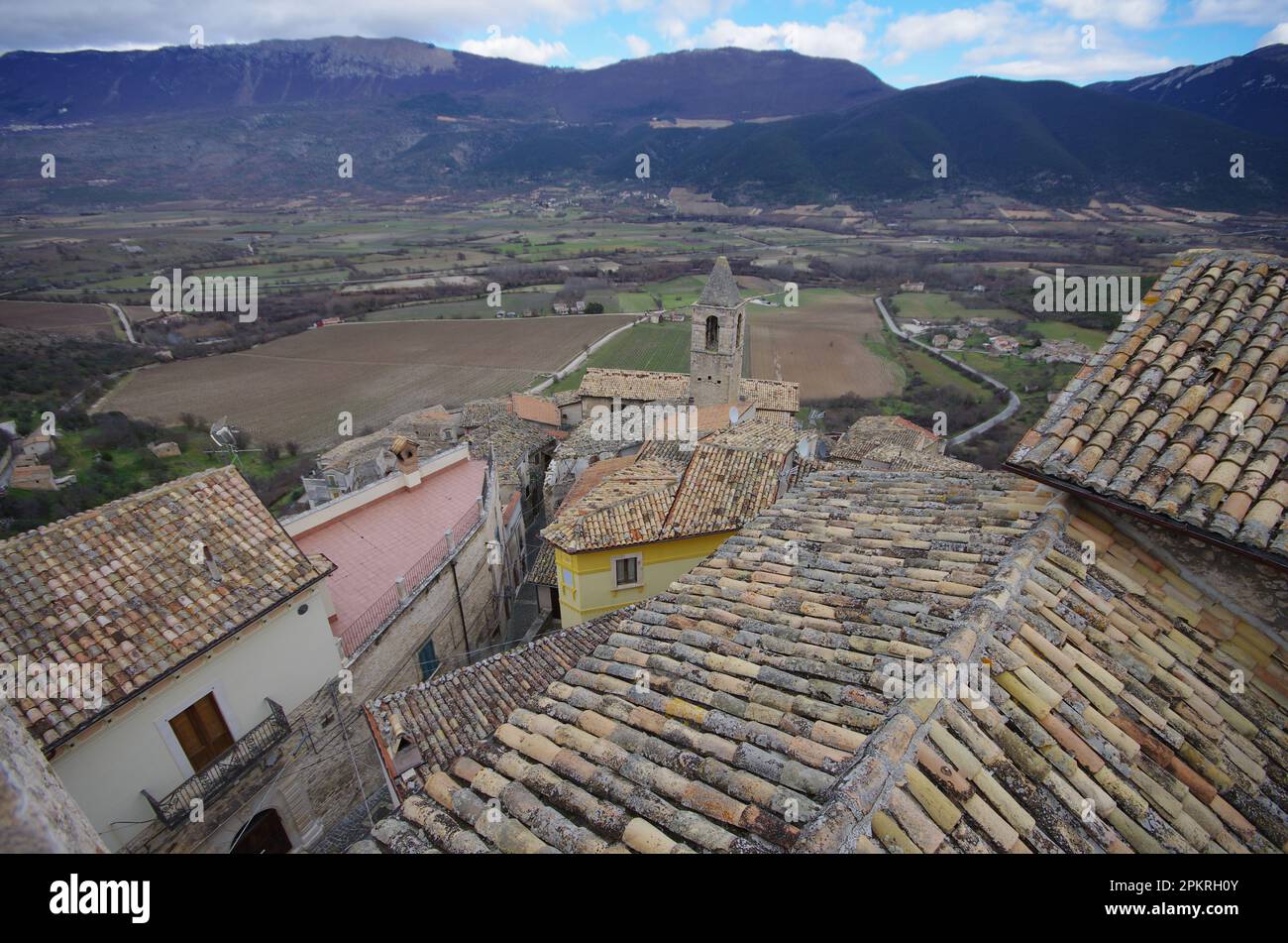 Die Dächer des kleinen Dorfes und das umliegende Tal vom Gipfel der Piccolomini-Burg in Capestrano (AQ) - Abruzzen Stockfoto