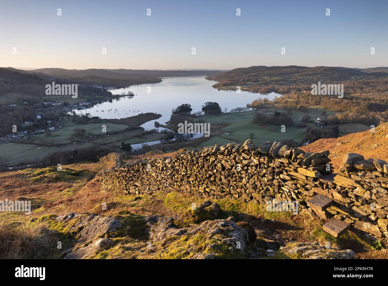 Blick von Loughrigg Fell, über der Stadt Ambleside, mit einem atemberaubenden Blick auf Lake Windermere, in Richtung Ray Castle und Bowness in der Ferne. Stockfoto