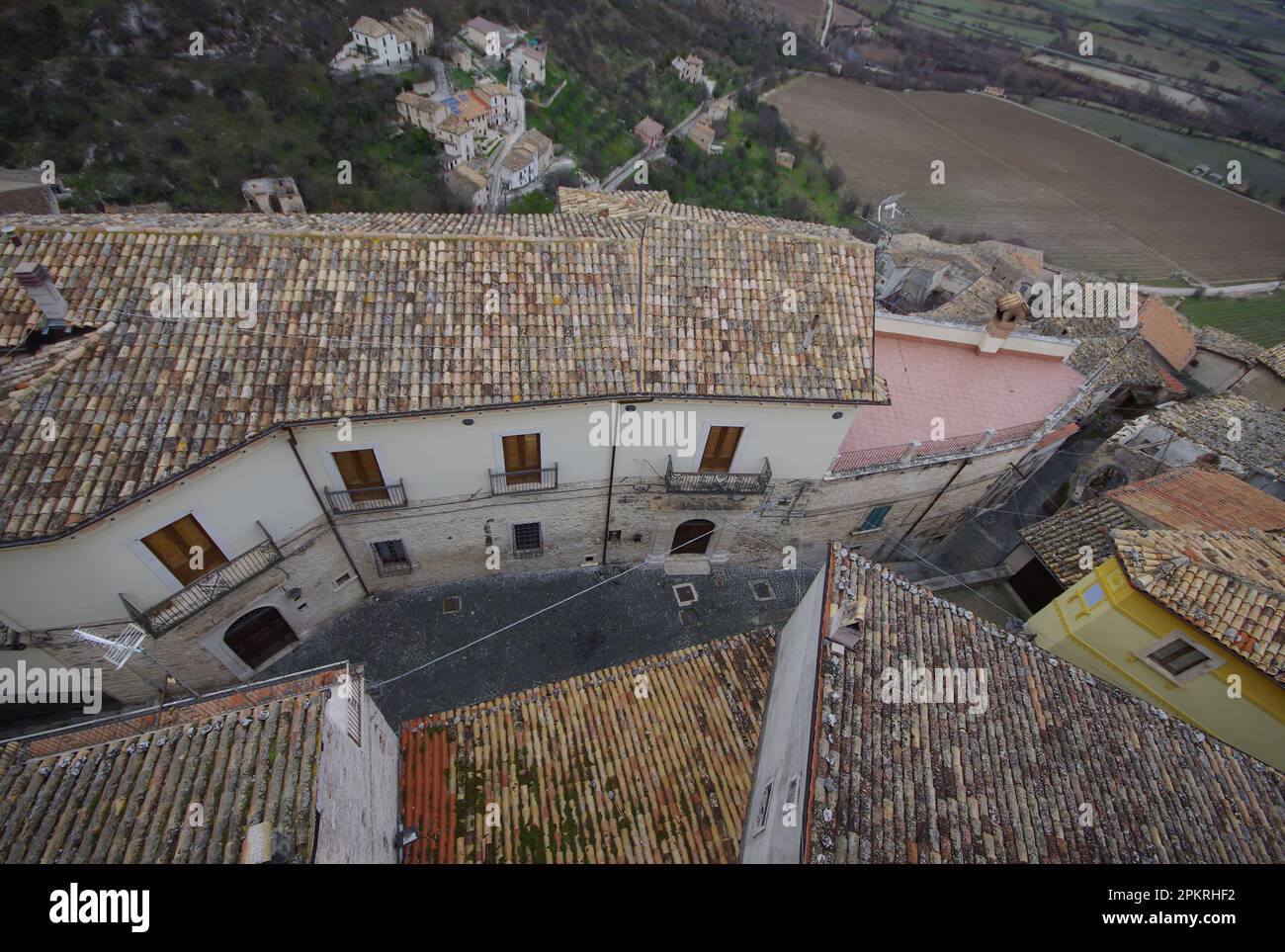 Die Dächer des kleinen Dorfes und das umliegende Tal vom Gipfel der Piccolomini-Burg in Capestrano (AQ) - Abruzzen Stockfoto