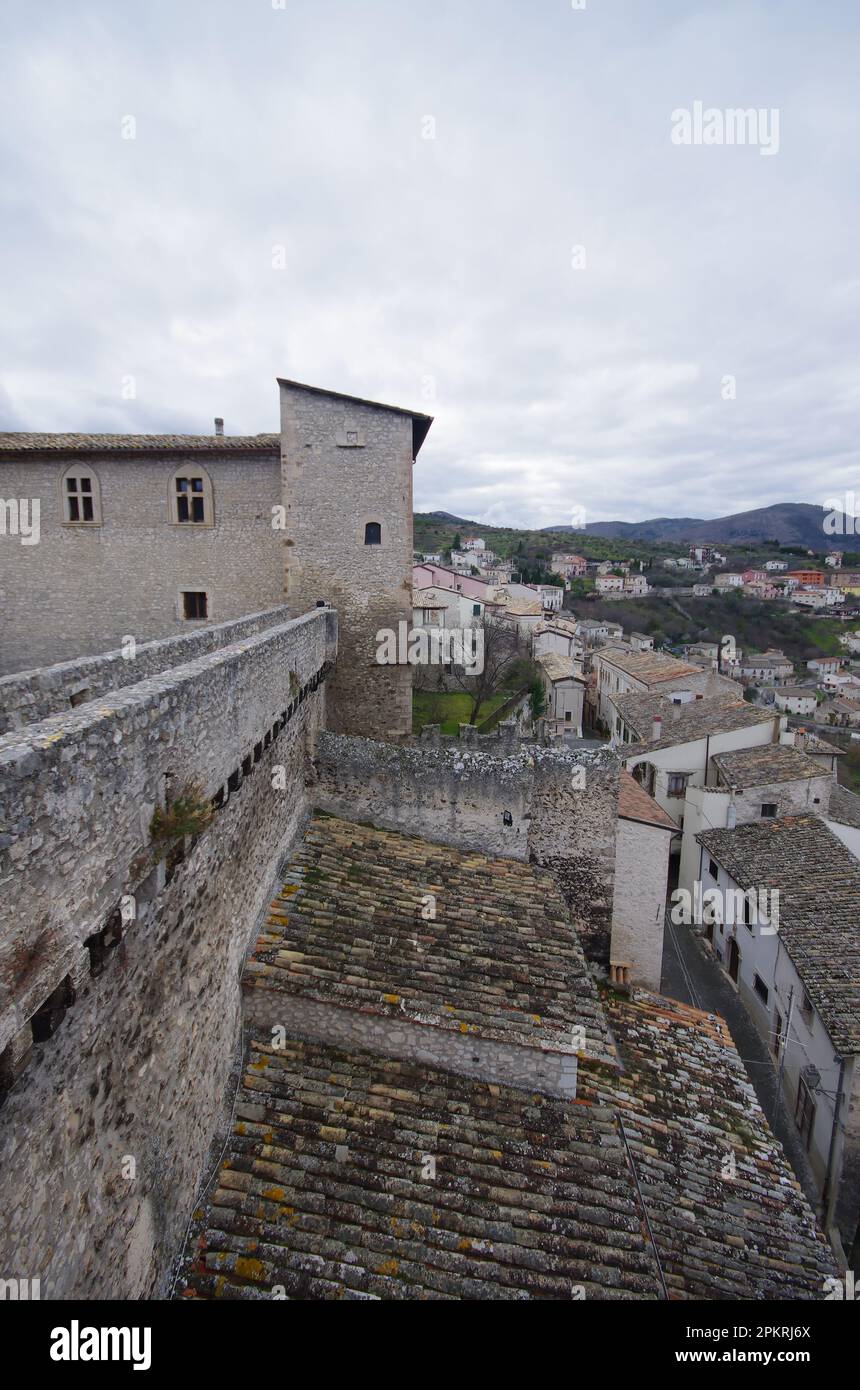 Die Dächer des kleinen Dorfes und das umliegende Tal vom Gipfel der Piccolomini-Burg in Capestrano (AQ) - Abruzzen Stockfoto