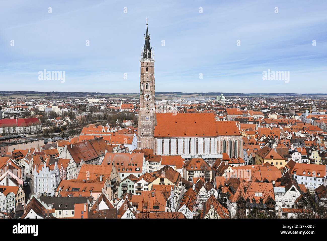 Stadtbild Landshut in Niederbayern. Stadtzentrum mit St. Martins Kirche. Stockfoto