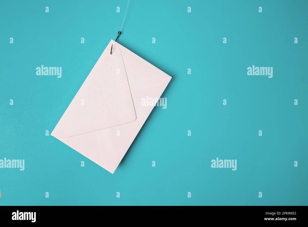 Weißer Umschlag am Fischhaken. Phishing-E-Mail-Konzept, Cybersicherheit, Datenleck Stockfoto