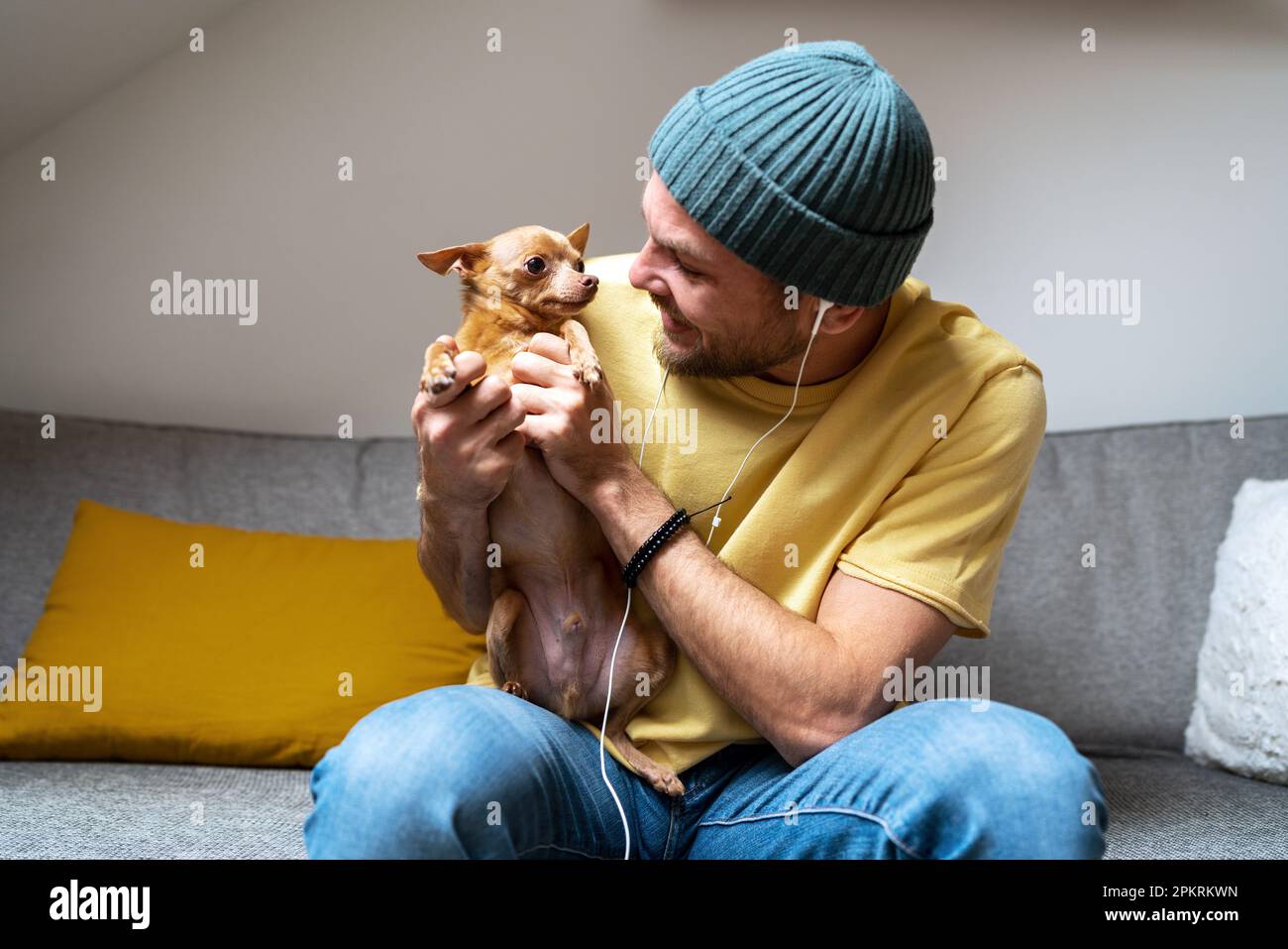 Haustierbesitzer und sein kleiner Hund zusammen. Stockfoto