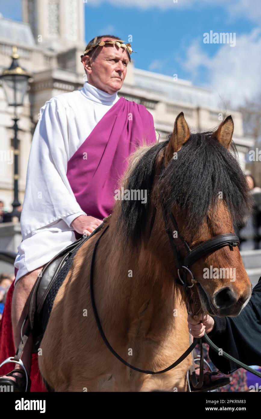 The Passion of Christ Open Air-Spiel von Wintershall am Trafalgar Square, London, am OsterKarfreitag. Pontius Pilatus auf dem Pferderücken Stockfoto