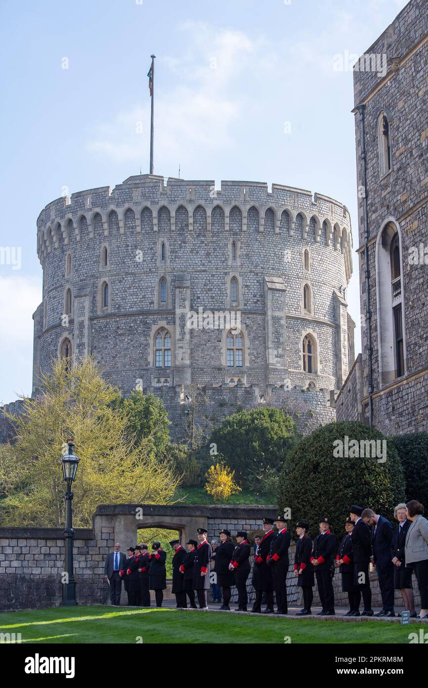 Windsor, Berkshire, Großbritannien. 9. April 2023. Stewards am Schloss Windsor erwarten heute Morgen die Ankunft der Königlichen Familie am Ostermorgengottesdienst in der St. George's Chapel am Schloss Windsor. Kredit: Maureen McLean/Alamy Live News Stockfoto
