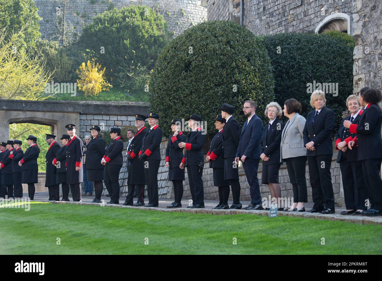 Windsor, Berkshire, Großbritannien. 9. April 2023. Stewards am Schloss Windsor erwarten heute Morgen die Ankunft der Königlichen Familie am Ostermorgengottesdienst in der St. George's Chapel am Schloss Windsor. Kredit: Maureen McLean/Alamy Live News Stockfoto
