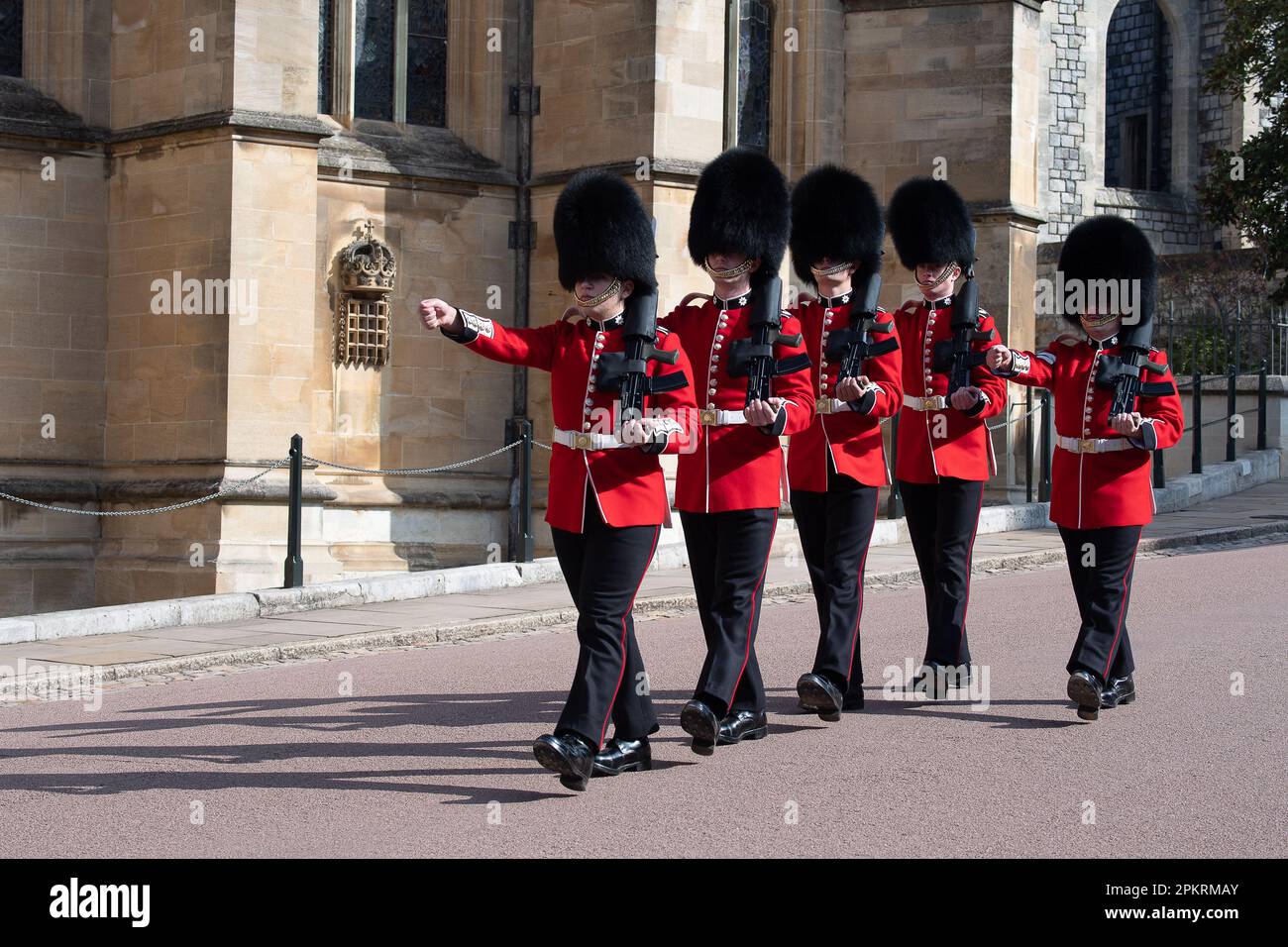 Windsor, Berkshire, Großbritannien. 9. April 2023. Soldaten bewacht Windsor Castle heute Morgen vor dem Ostermorgengottesdienst in der St. George's Chapel. Kredit: Maureen McLean/Alamy Live News Stockfoto