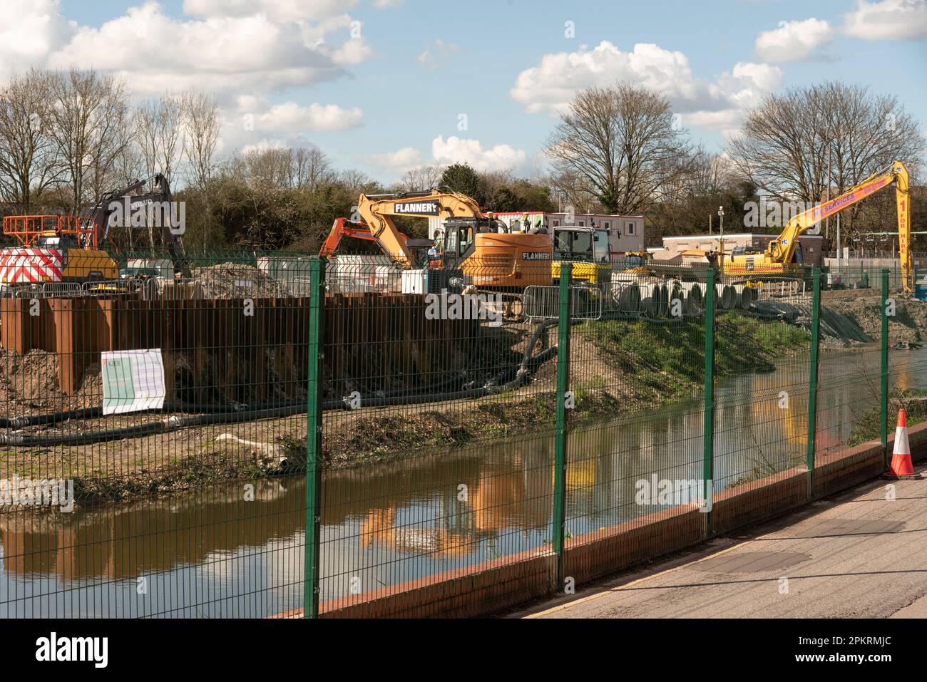 Salisbury, Wiltshire, England, Großbritannien. 2023. Fluss Avon im River Park, Baustelle. Das Konzept zielt darauf ab, das Hochwasserrisiko in der Stadt zu reduzieren. Stockfoto