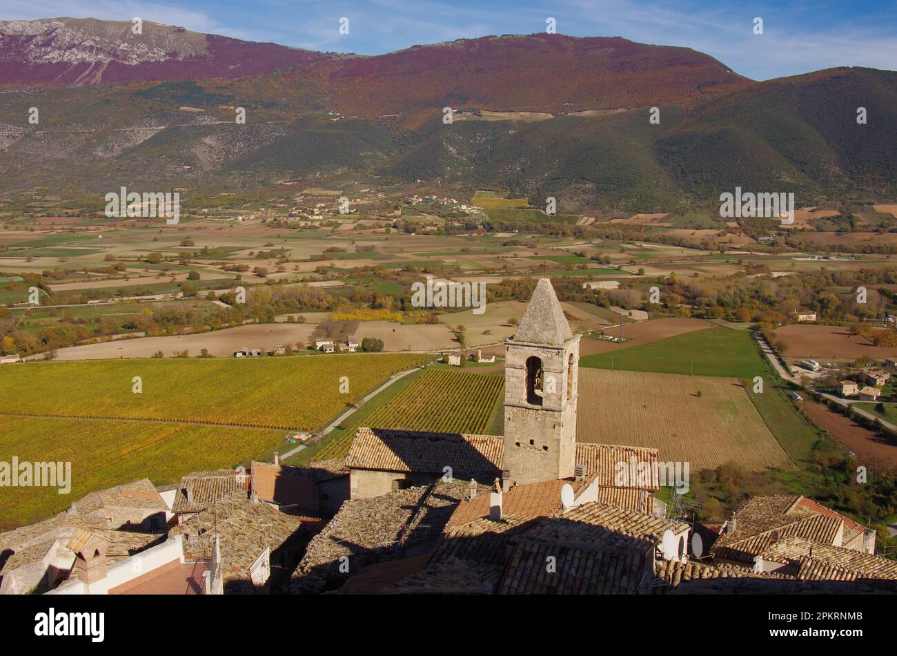 Die Dächer des kleinen Dorfes und das umliegende Tal vom Gipfel der Piccolomini-Burg in Capestrano (AQ) - Abruzzen Stockfoto