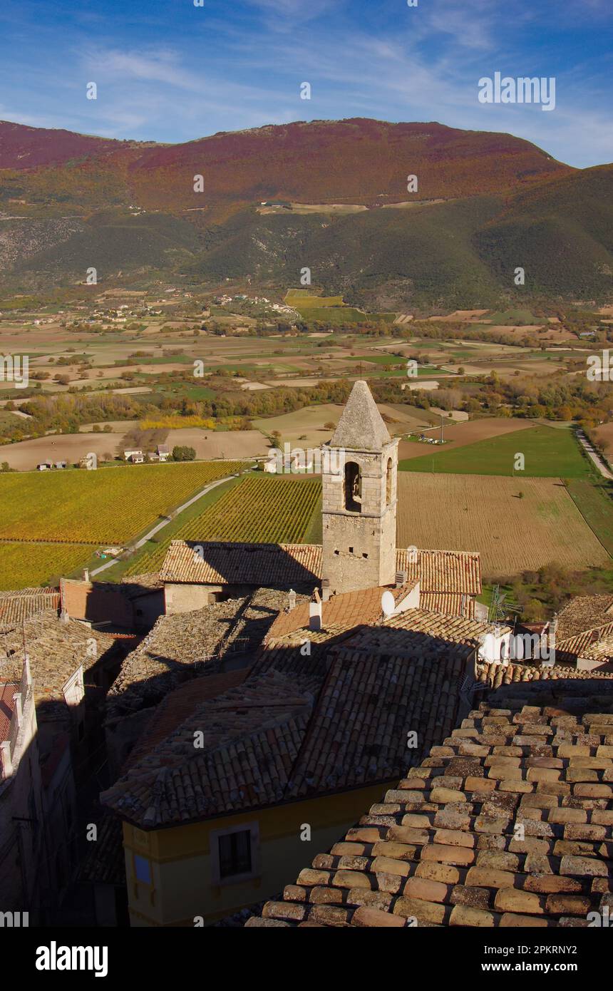 Die Dächer des kleinen Dorfes und das umliegende Tal vom Gipfel der Piccolomini-Burg in Capestrano (AQ) - Abruzzen Stockfoto