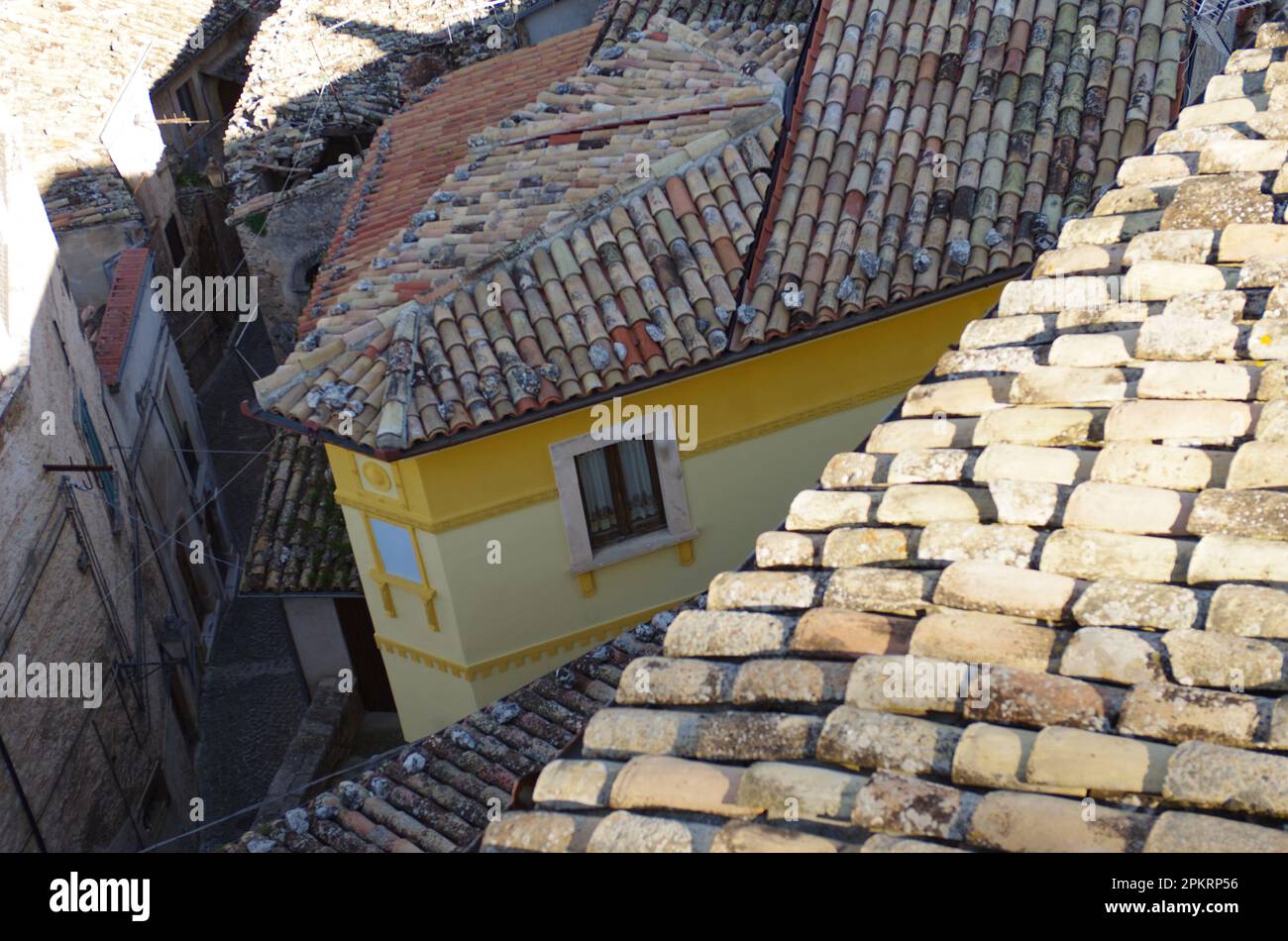Die Dächer des kleinen Dorfes und das umliegende Tal vom Gipfel der Piccolomini-Burg in Capestrano (AQ) - Abruzzen Stockfoto