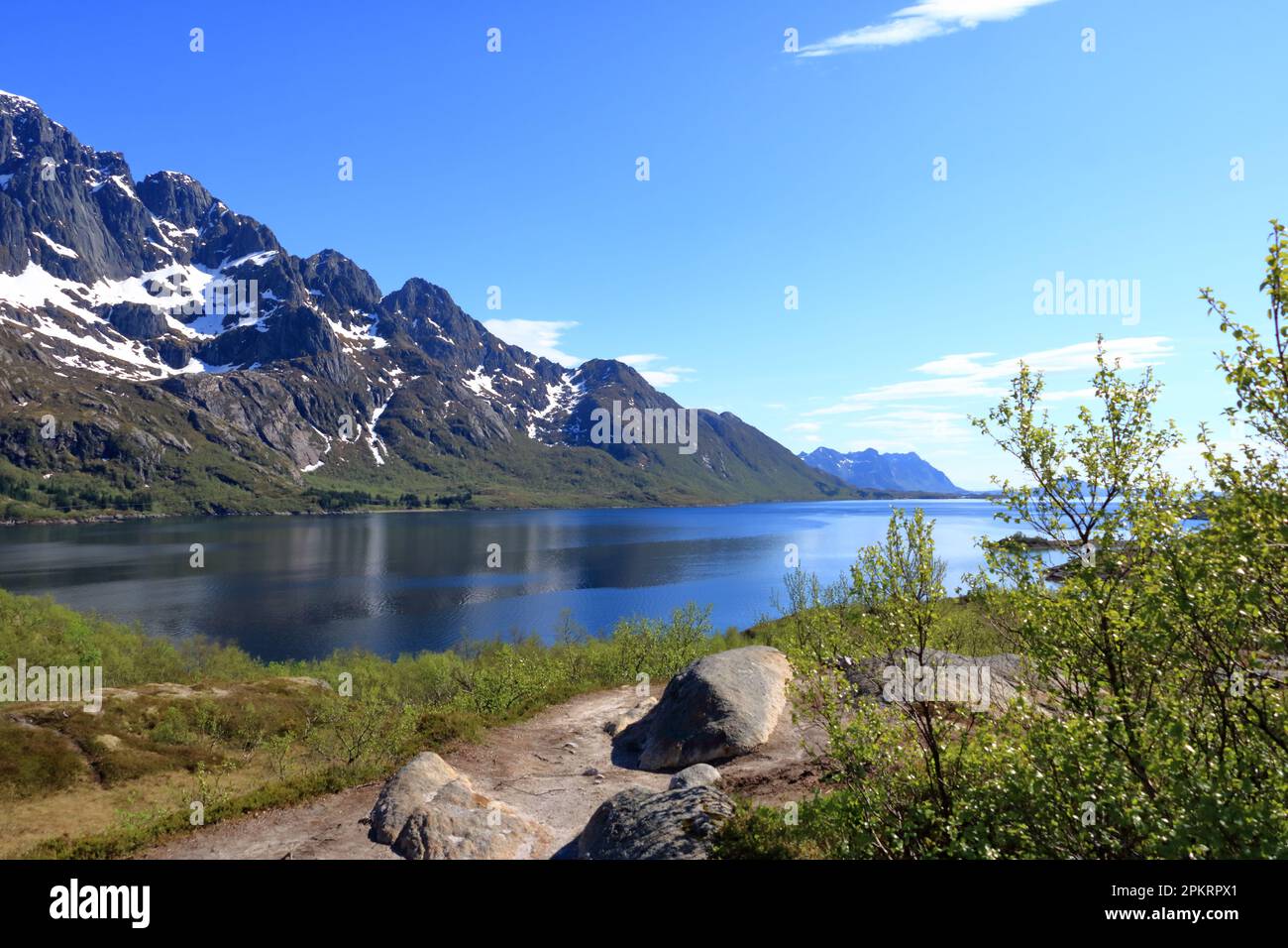 Die Fjord-Landschaft von Austnesfjorden in der Sildpollen-Bucht, Lofoten-Inseln Austvagoya, Norwegen Stockfoto