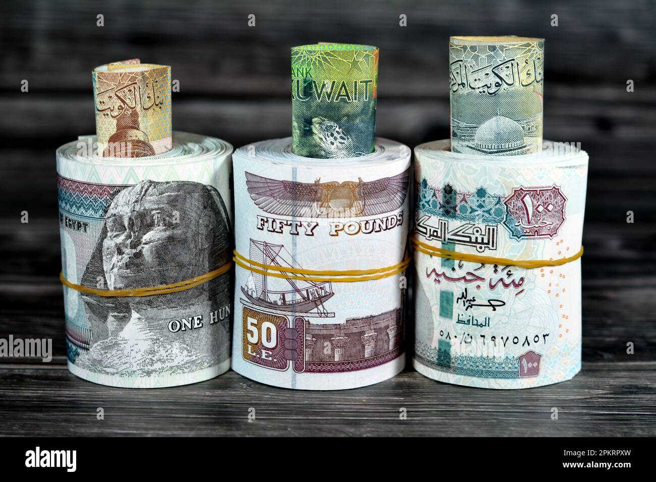Scheine ägyptischer Geldscheine im Wert von 100 und 50 EGP LE 100 Ägyptische und 50 Pfund und Kuwait Dinar KWD 1, 2 und 4. Währung n Stockfoto