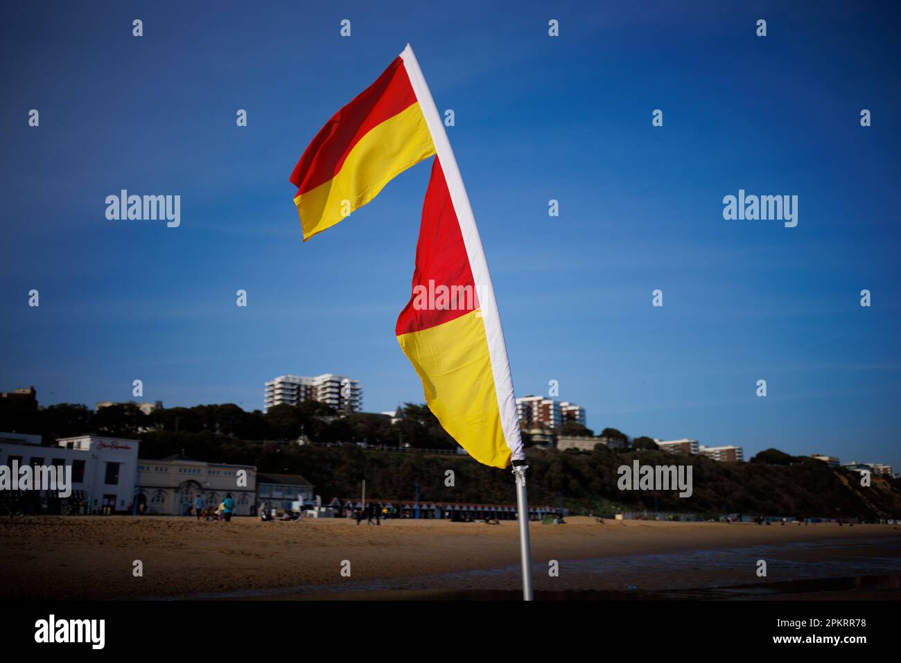 RNLI Rettungsschwimmer Flaggen und Ausrüstung am Strand von Bournemouth Stockfoto