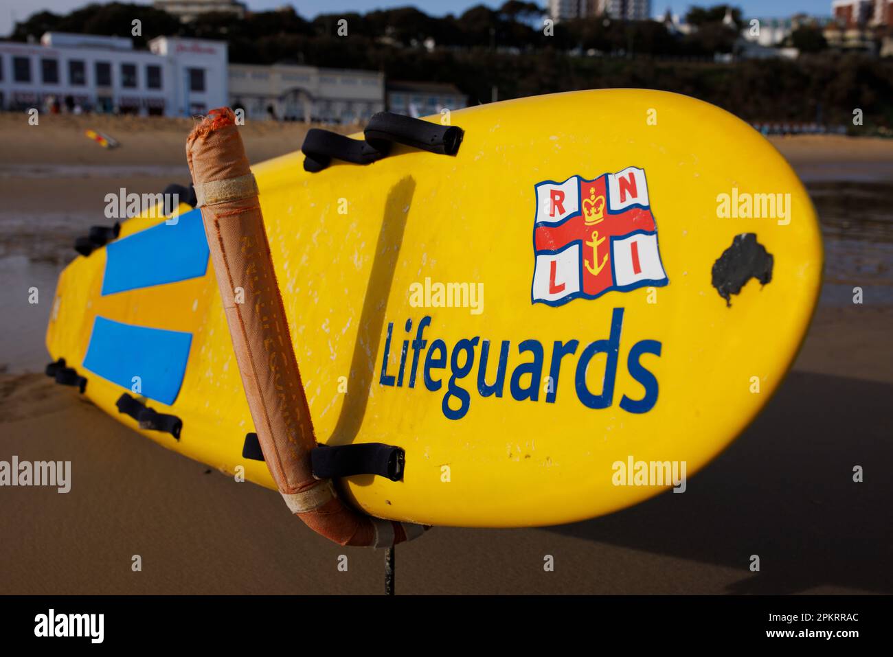 RNLI Rettungsschwimmer Board und Ausrüstung am Bournemouth Beach Stockfoto