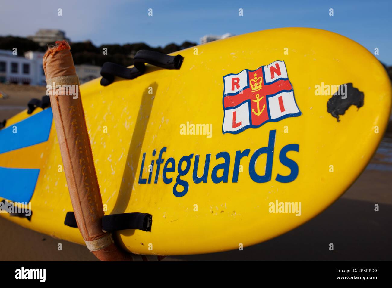 RNLI Rettungsschwimmer Board und Ausrüstung am Bournemouth Beach Stockfoto