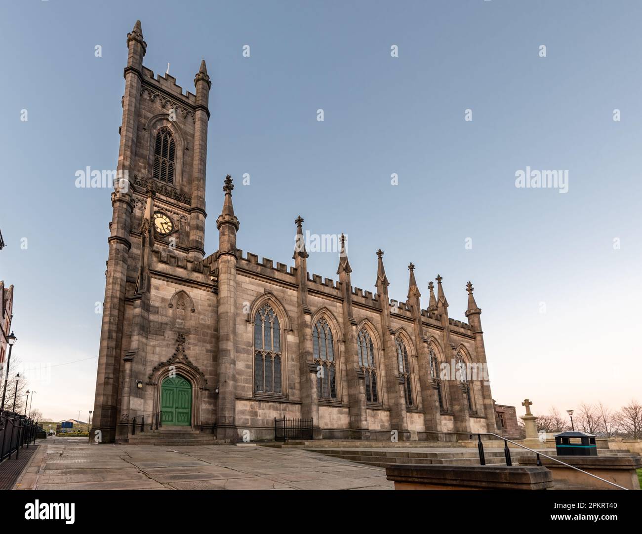 Fassadenblick auf die Oldham Parish Church in Großbritannien Stockfoto