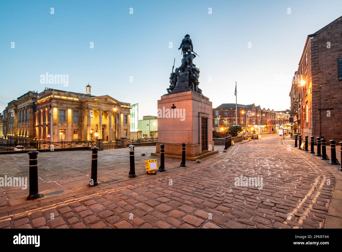 Beleuchteter Blick auf das Rathaus in einer Yorkshire Street mit war Memorial Sculpture in Oldham City, Großbritannien Stockfoto