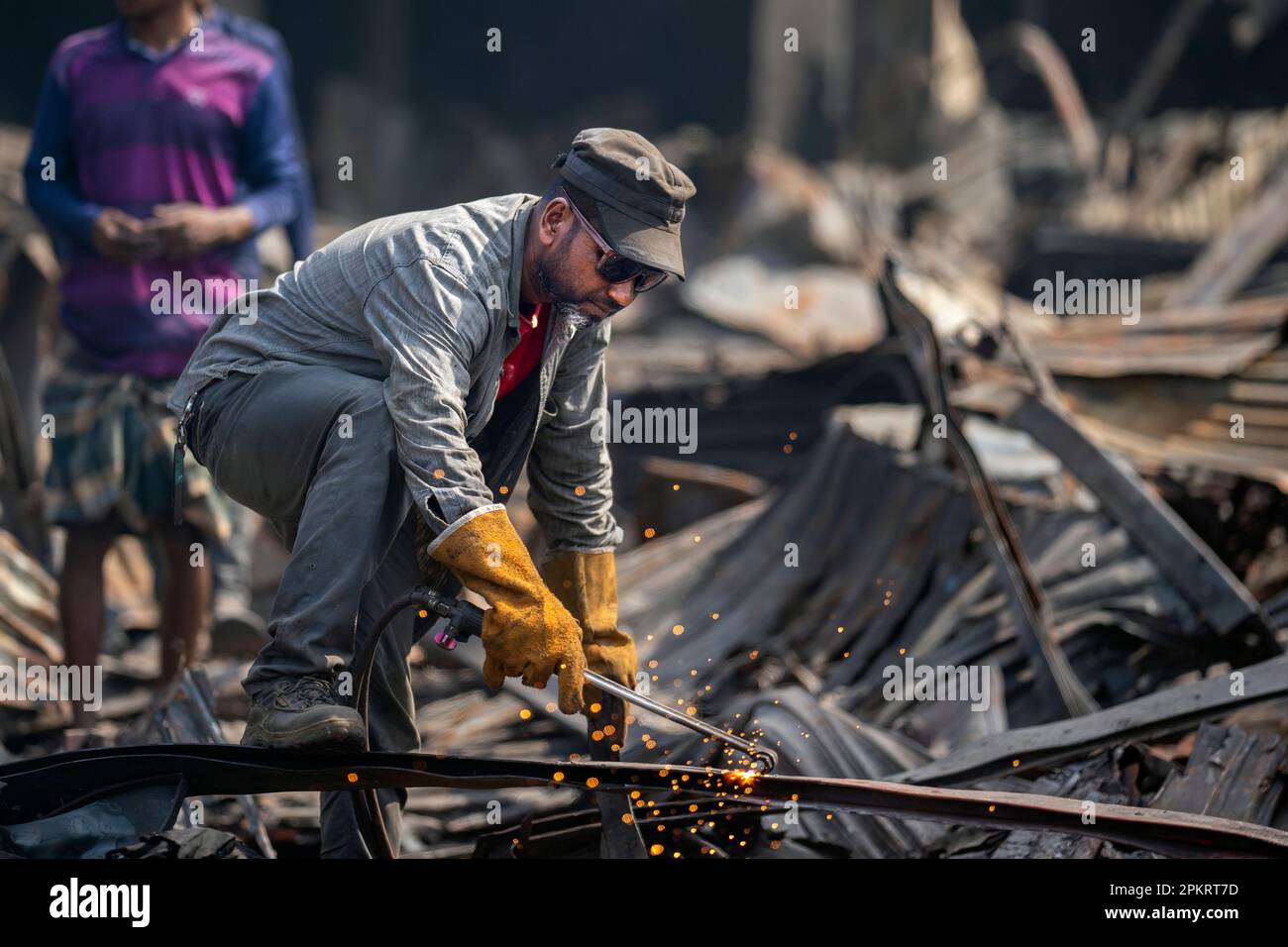 Der Brand auf dem Bangabazar-Markt hat erhebliche Schäden am Bekleidungsmarkt verursacht und etwa sechstausend Läden zerstört. 10 Mrd. BDT Verlust. Stockfoto