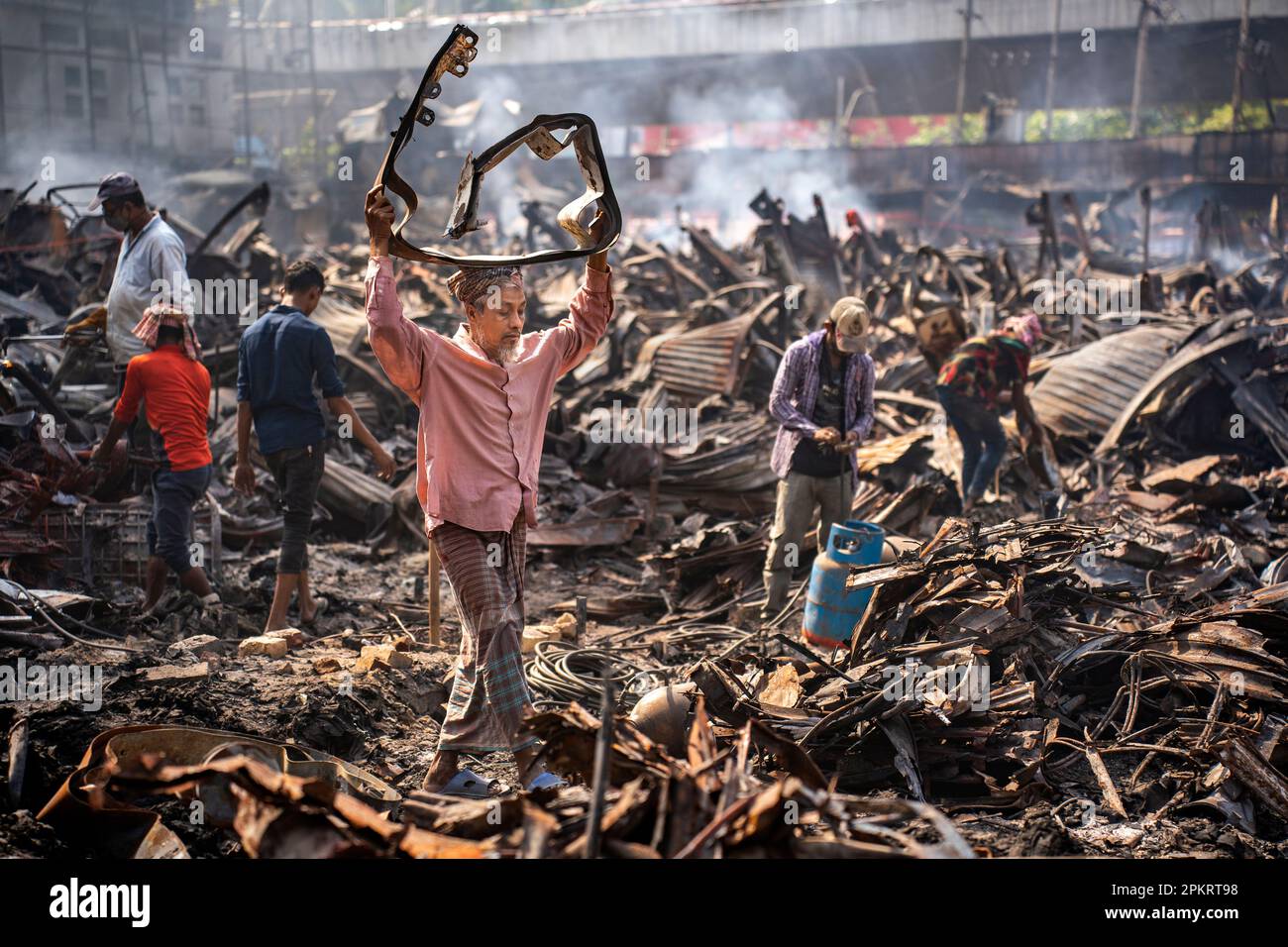 Der Brand auf dem Bangabazar-Markt hat erhebliche Schäden am Bekleidungsmarkt verursacht und etwa sechstausend Läden zerstört. 10 Mrd. BDT Verlust. Stockfoto