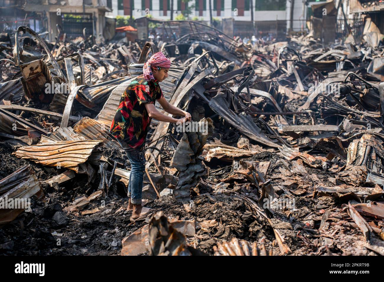 Der Brand auf dem Bangabazar-Markt hat erhebliche Schäden am Bekleidungsmarkt verursacht und etwa sechstausend Läden zerstört. 10 Mrd. BDT Verlust. Stockfoto