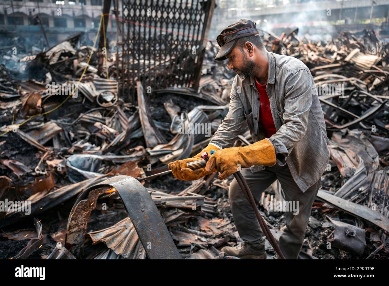 Der Brand auf dem Bangabazar-Markt hat erhebliche Schäden am Bekleidungsmarkt verursacht und etwa sechstausend Läden zerstört. 10 Mrd. BDT Verlust. Stockfoto