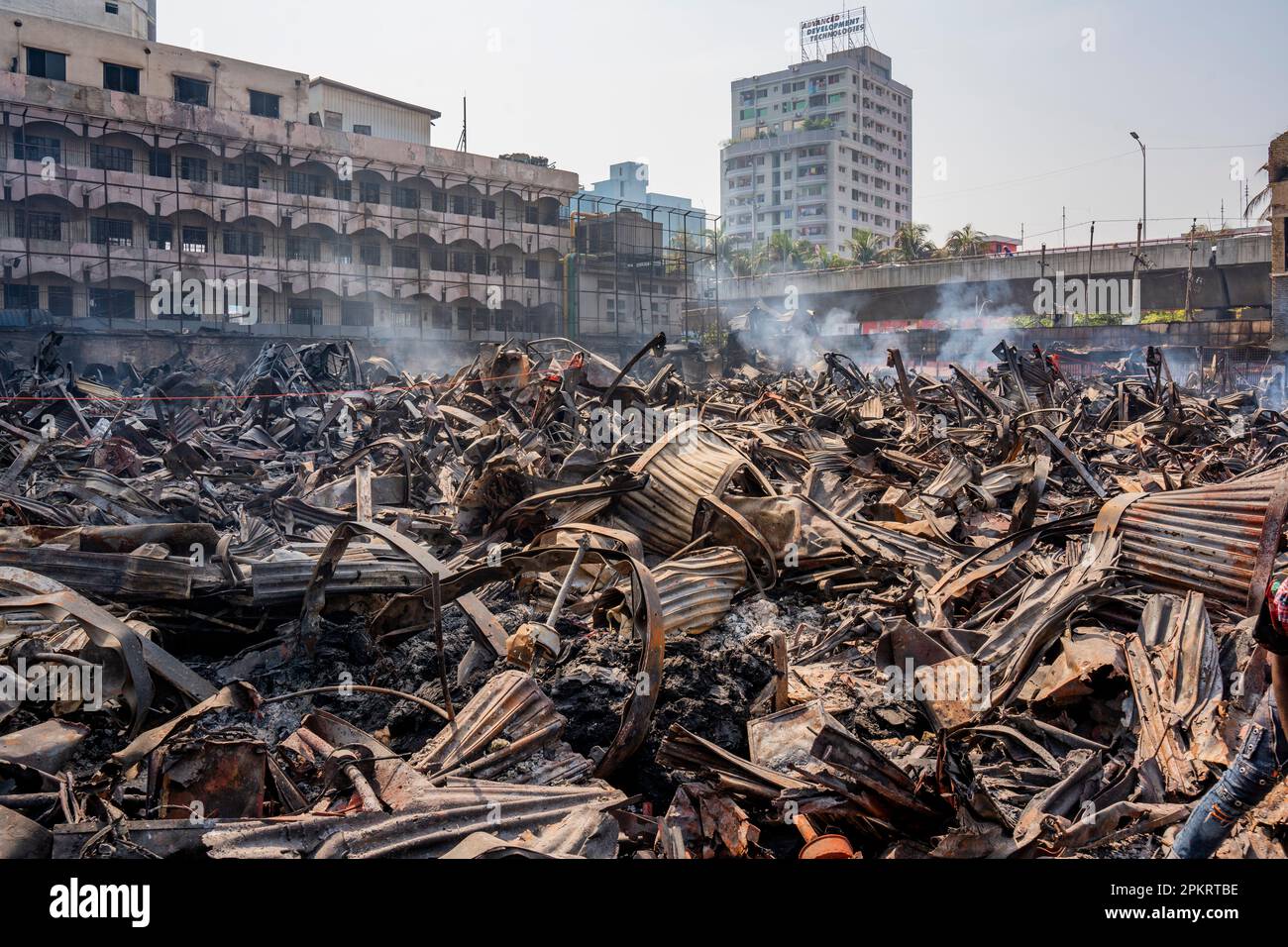 Der Brand auf dem Bangabazar-Markt hat erhebliche Schäden am Bekleidungsmarkt verursacht und etwa sechstausend Läden zerstört. 10 Mrd. BDT Verlust. Stockfoto