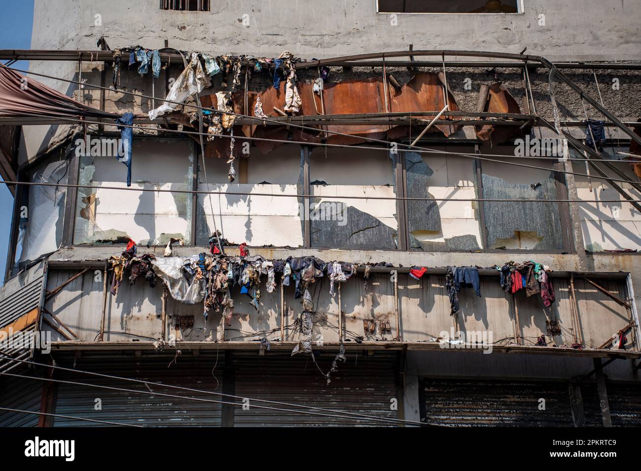 Der Brand auf dem Bangabazar-Markt hat erhebliche Schäden am Bekleidungsmarkt verursacht und etwa sechstausend Läden zerstört. 10 Mrd. BDT Verlust. Stockfoto