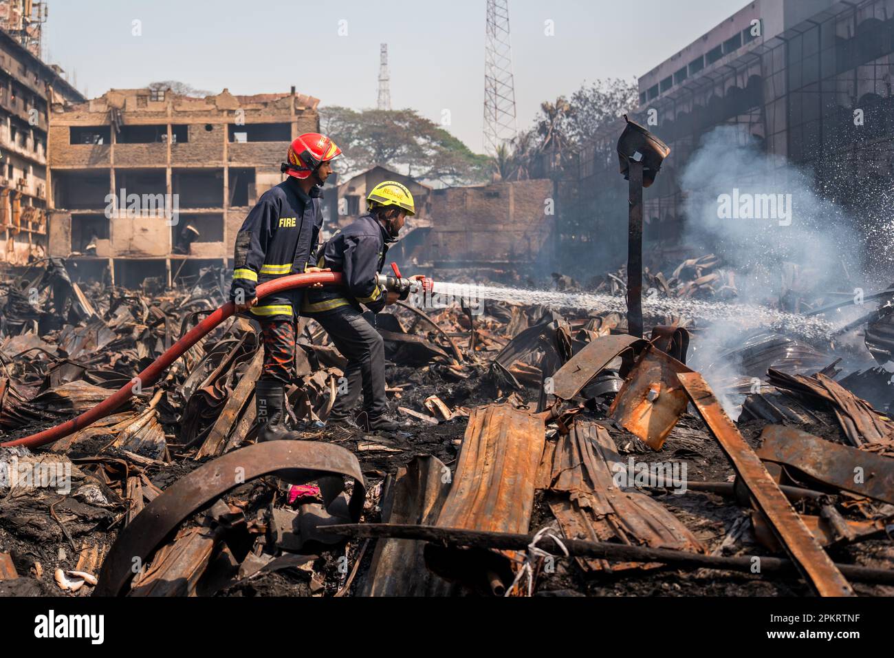 Der Brand auf dem Bangabazar-Markt hat erhebliche Schäden am Bekleidungsmarkt verursacht und etwa sechstausend Läden zerstört. 10 Mrd. BDT Verlust. Stockfoto