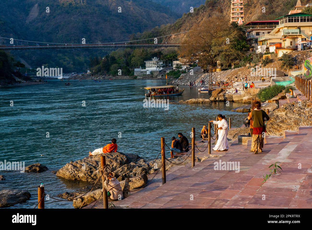 Rishikesh, Uttarakhand - 27.03.2023: Yoga-Stadt in Indien, Gange River Ganga RAM Jhoola Jula Landschaft. Yoga-Hauptstadt der Welt. Hochwertiges Foto Stockfoto