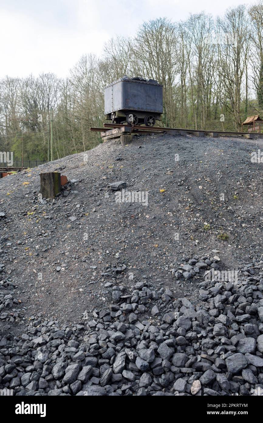 Metallkohlewagen auf Schienen im Industriegebiet des Coalpitbergbaus Stockfoto