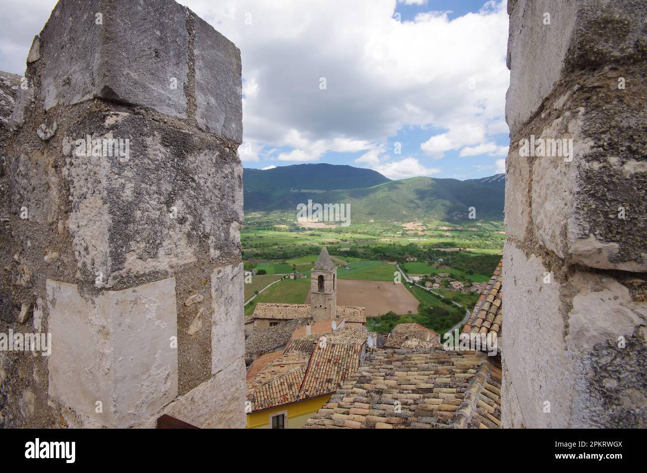 Die Dächer des kleinen Dorfes und das umliegende Tal vom Gipfel der Piccolomini-Burg in Capestrano (AQ) - Abruzzen Stockfoto