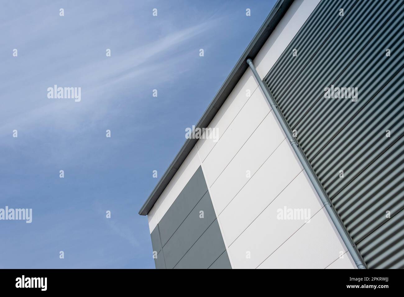 Architektonische Fassade eines modernen Industriegebäudes Stockfoto
