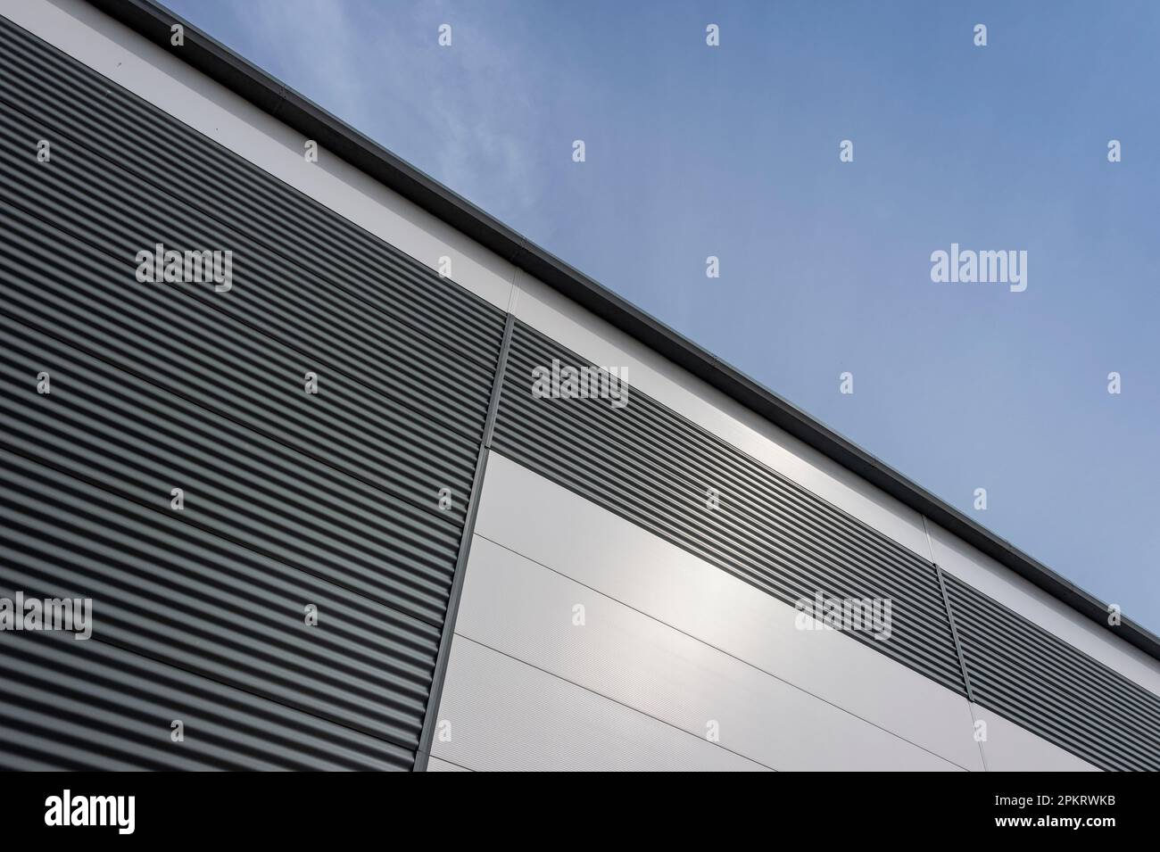 Architektonische Fassade eines modernen Industriegebäudes Stockfoto