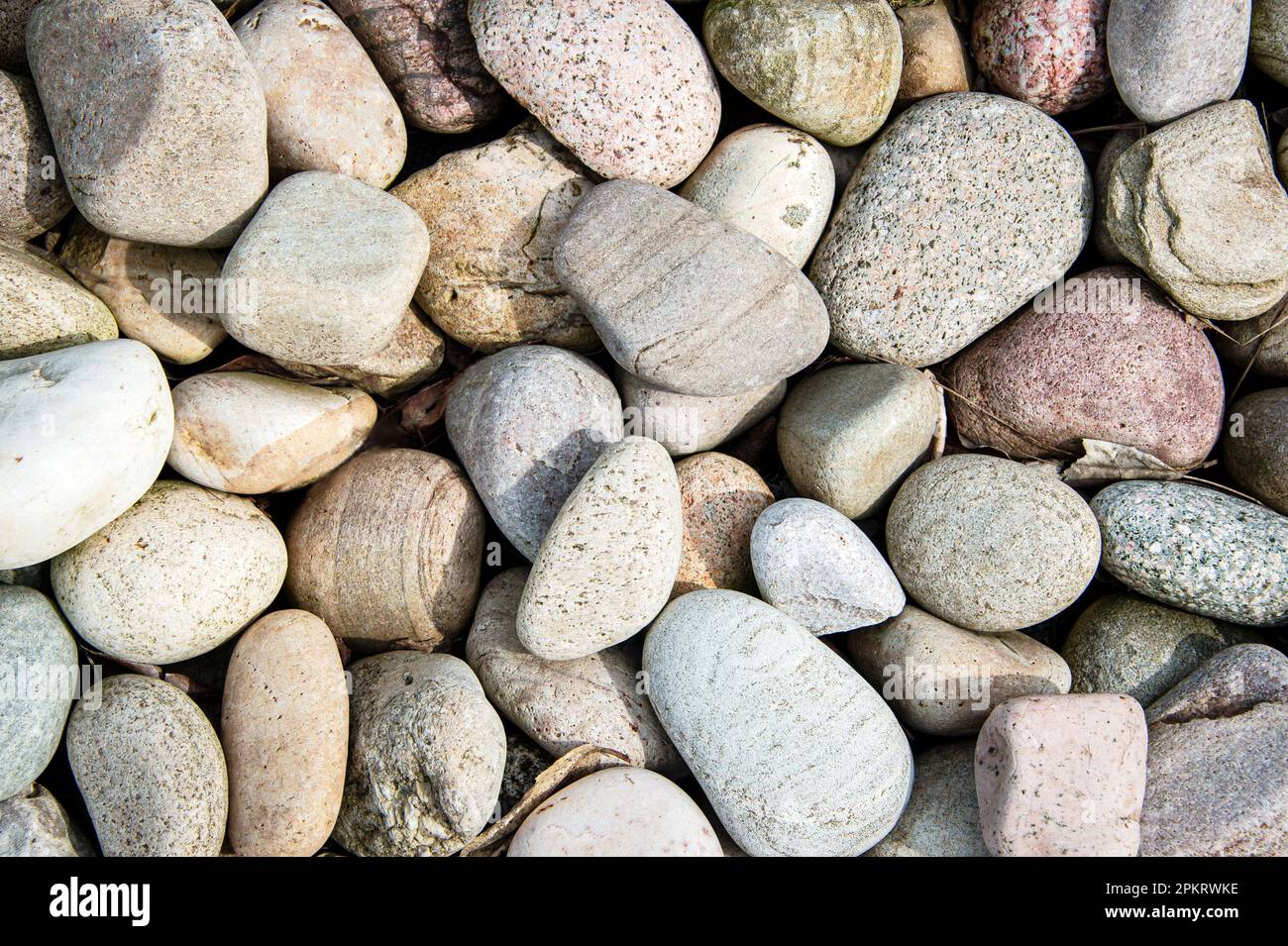 Kiesel und Steine, Hintergrundkonzept. Stockfoto