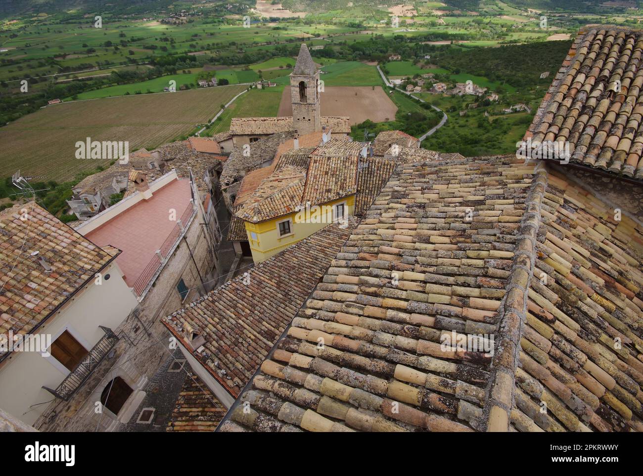 Die Dächer des kleinen Dorfes und das umliegende Tal vom Gipfel der Piccolomini-Burg in Capestrano (AQ) - Abruzzen Stockfoto
