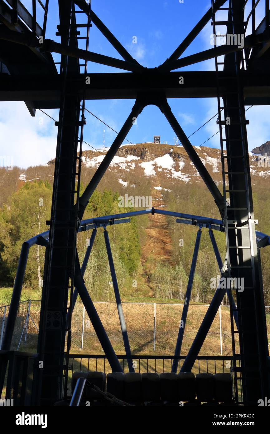 Mai 28 2022 - Tromso in Norwegen: Die Kabinen der Seilbahn fahren auf und ab Stockfoto