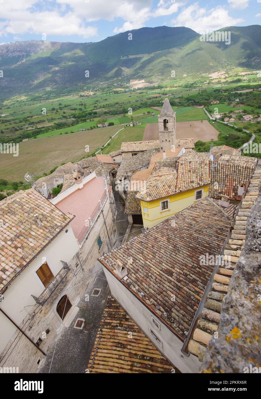 Die Dächer des kleinen Dorfes und das umliegende Tal vom Gipfel der Piccolomini-Burg in Capestrano (AQ) - Abruzzen Stockfoto