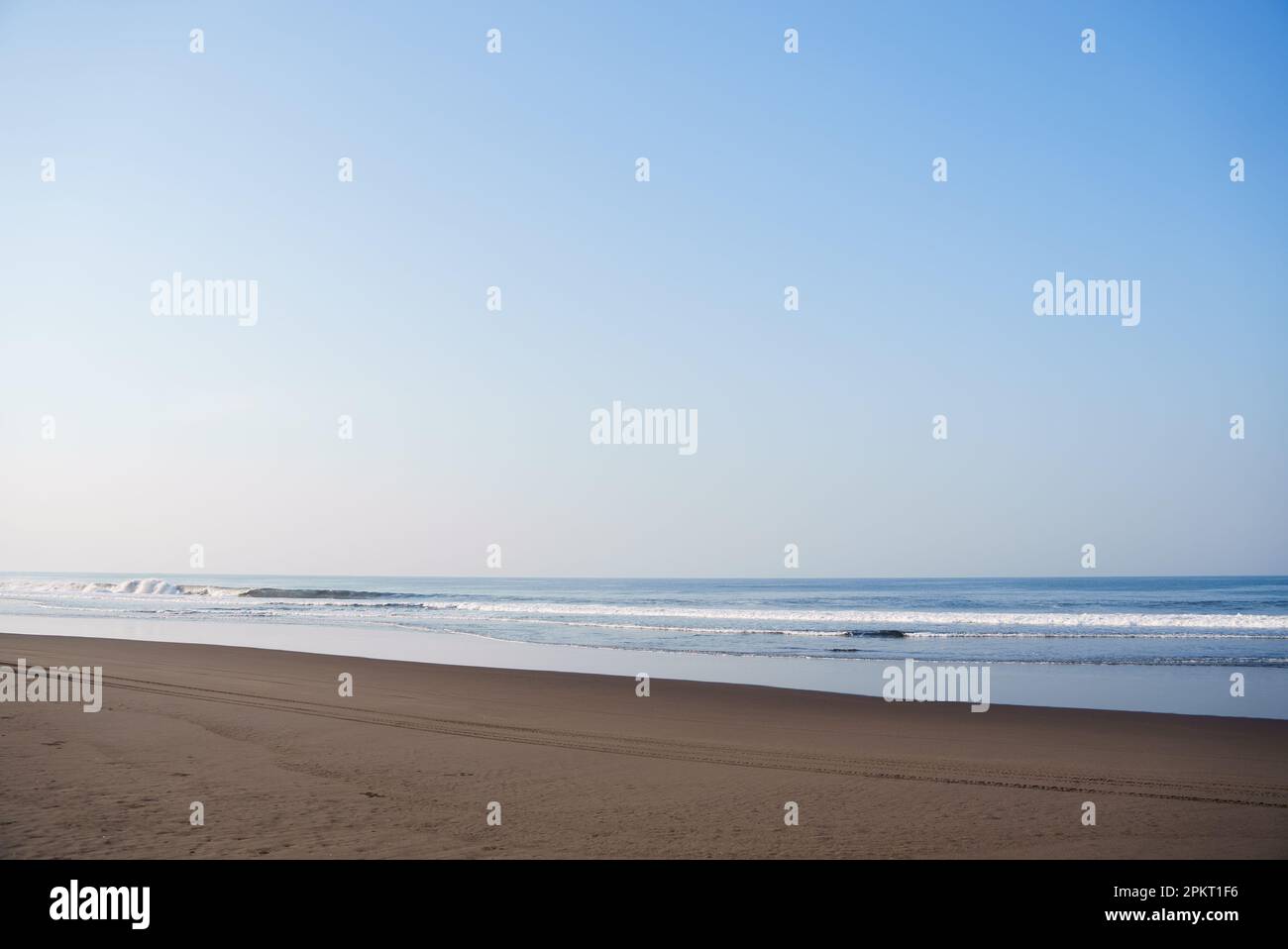 Las Lisas, Guatemala: Am frühen Morgen Blick auf den Strand. Das Bild zeigt den lokalen vulkanischen Sand und einen flachen Ozean, typisch für die Saison. Aktienfoto Stockfoto